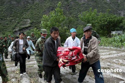 地震中受伤藏族女童已转运至成都，将送往华西二院救治